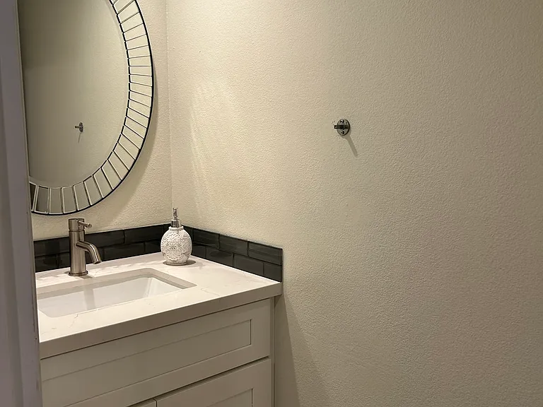 219 S Redwood Ave #6 — Photo 3