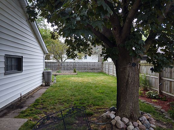 4th image of 300 S Franklin St