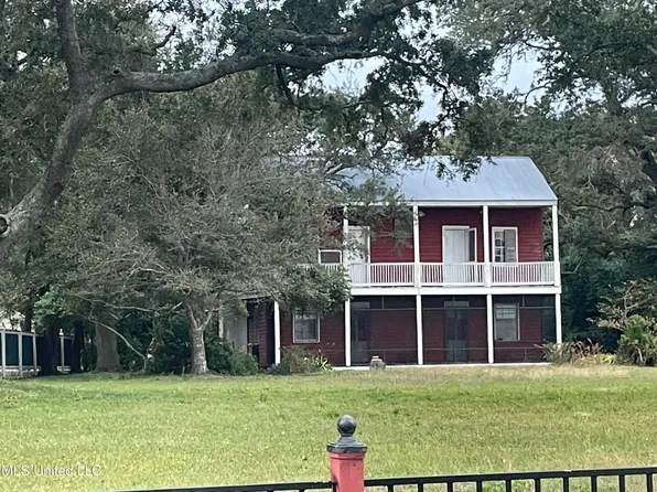 737 E Scenic Dr, Pass Christian, MS 39571