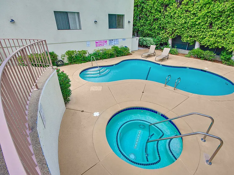 Encino Majestic — Photo 20