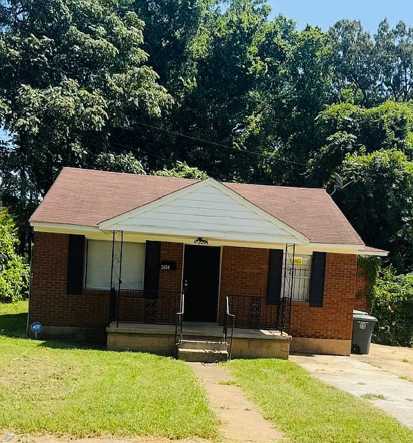 4 bed, 1.5 bath, 1300 sqft, $975 — Photo 1