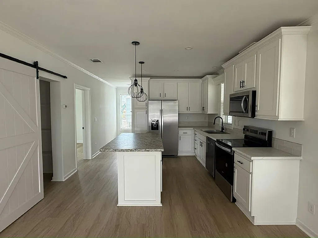 3 bed, 2.0 bath, 1356 sqft, $1,595 — Photo 3