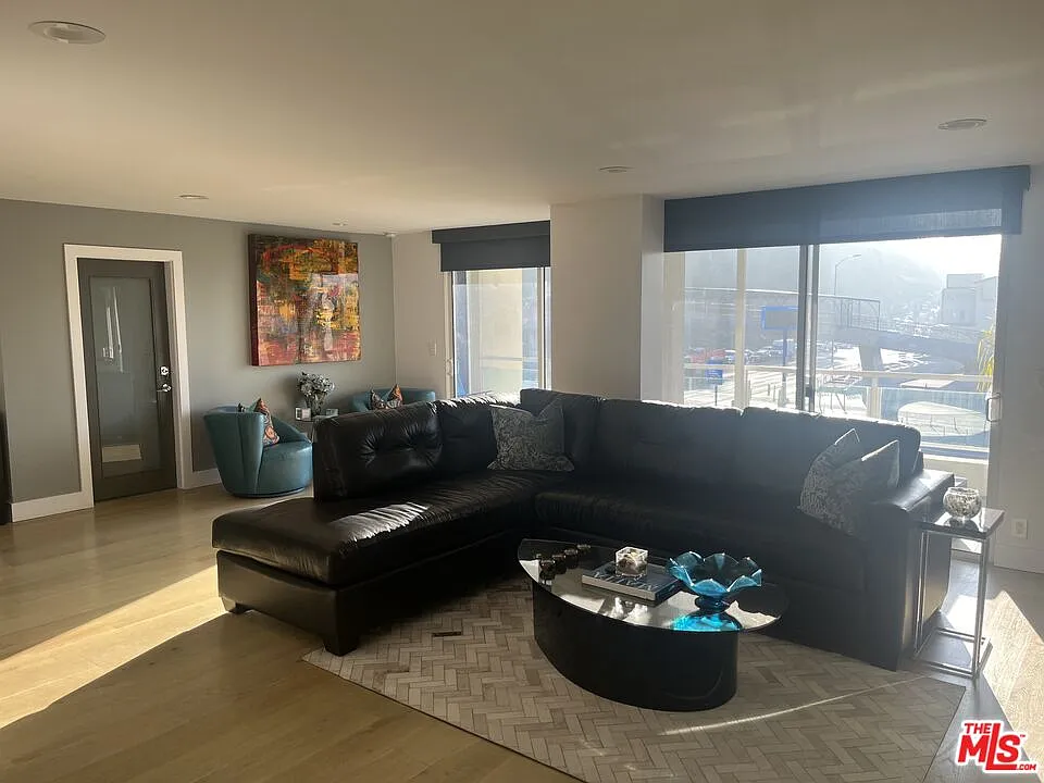 2 bed, 2.0 bath, 1417 sqft, $8,995 — Photo 4