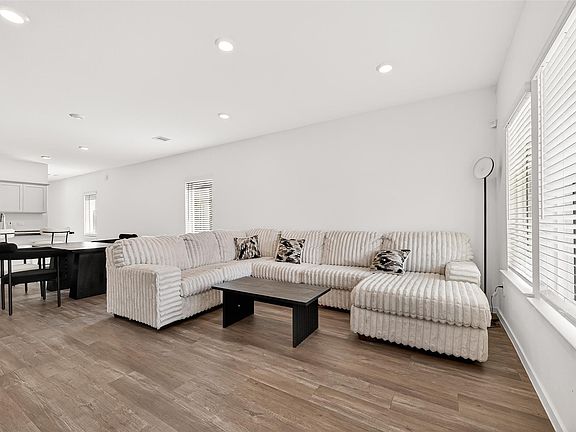 4th image of 5442 Pinetree Crescent Ln