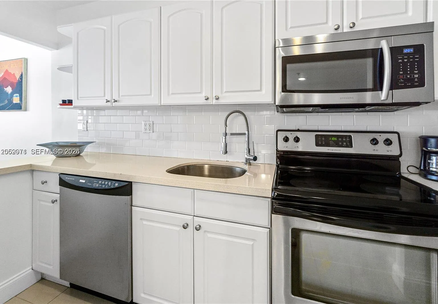 The Decoplage Condo — Photo 3