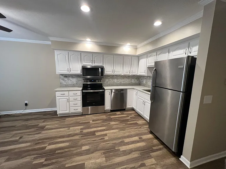 638 Eugene Ct — Photo 7