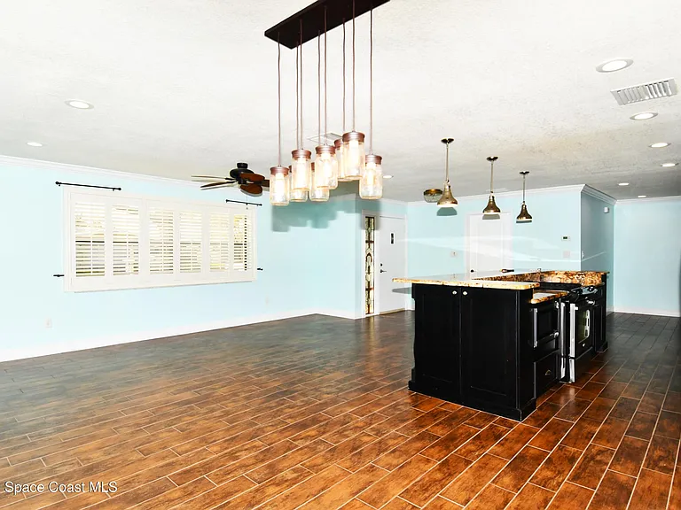 405 Sparrow Dr — Photo 9