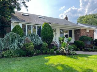 805 Oakleigh Rd, Valley Stream, NY 11581