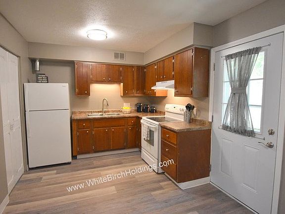 2nd image of 2925 Pine Ave