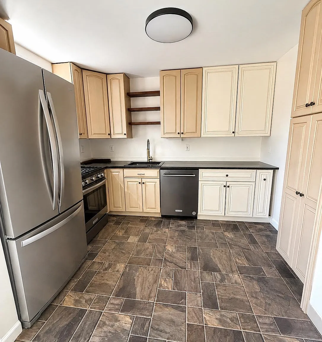3 bed, 2.0 bath, $4,250 — Photo 3