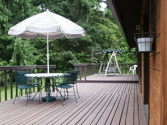 1100 sq ft of deck