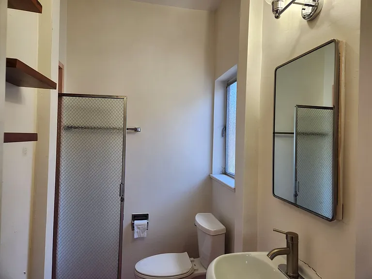 College Ave Apartment for Rent — Photo 10