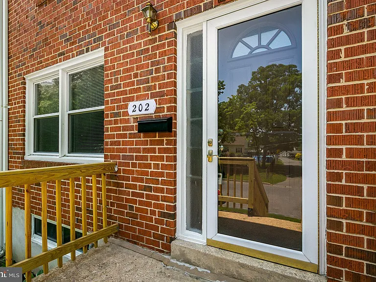 202 Cove Rd — Photo 3