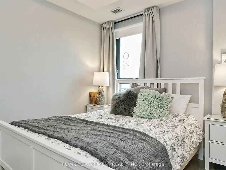 112 King St E #903 — Photo 36