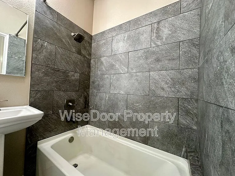 1030 Leonard Ave #6 — Photo 13