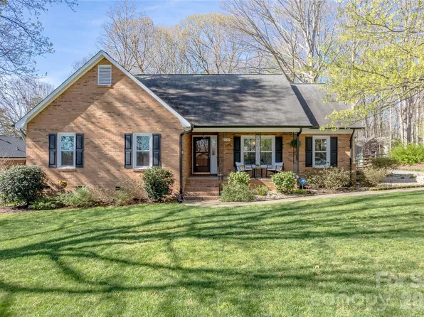 2735 Bent Oak Dr, Matthews, NC 28104