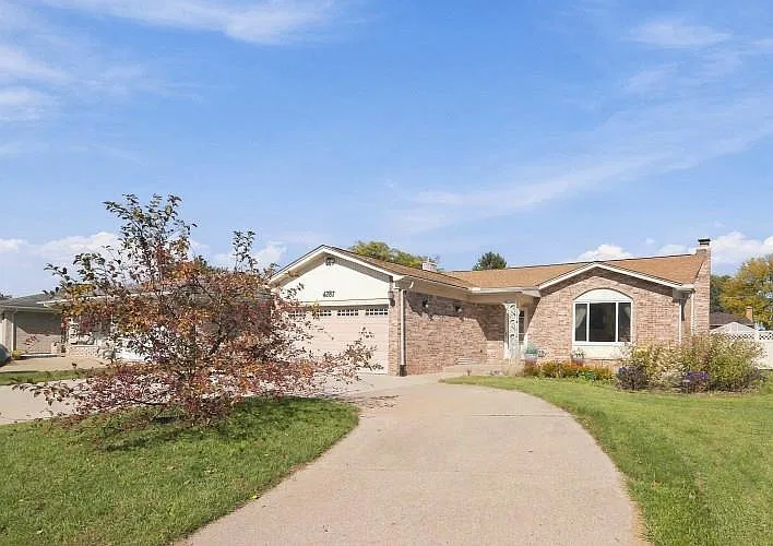4 bed, 2.0 bath, 1707 sqft, $2,595 — Photo 2