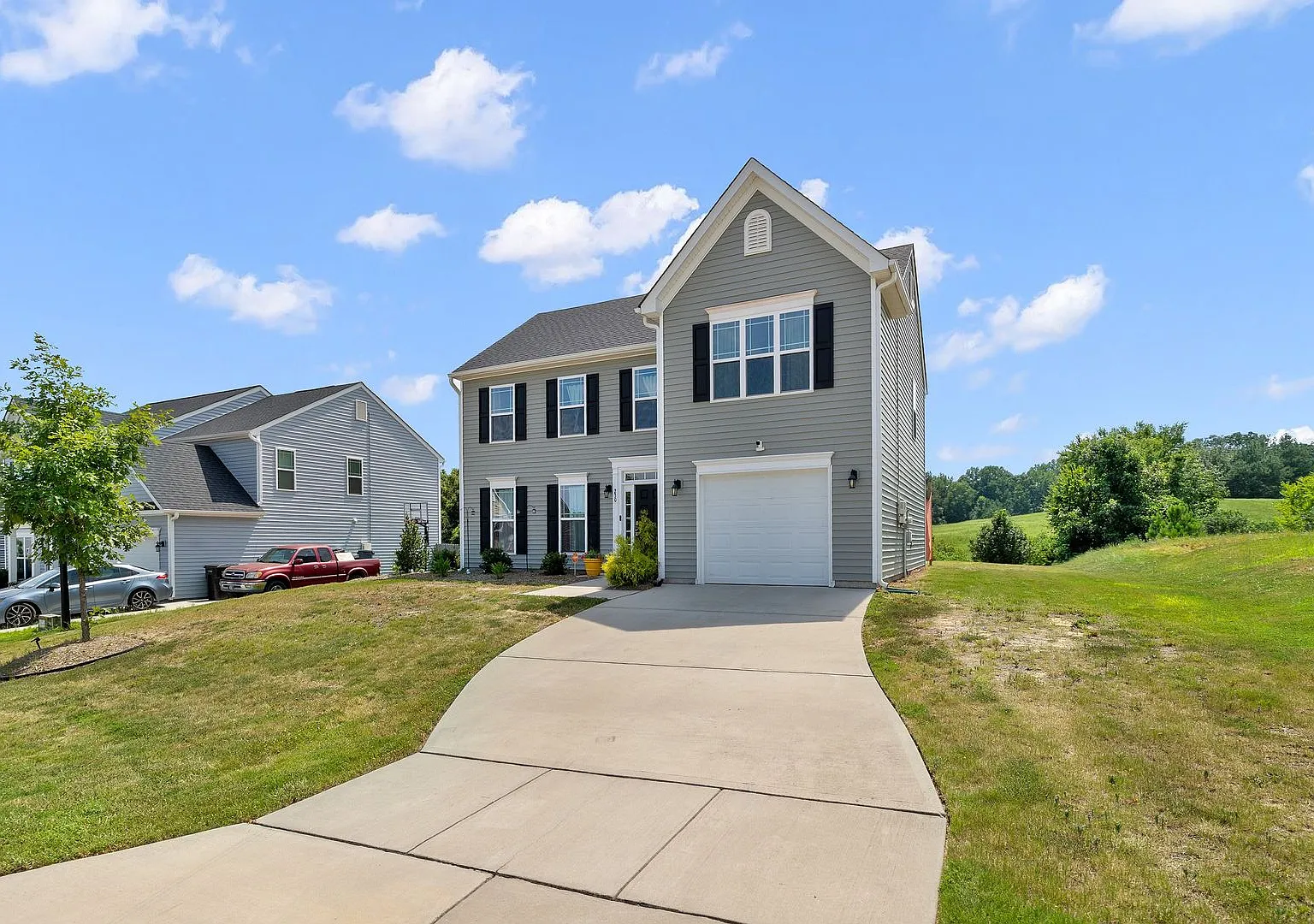 **Spacious 4-Bedroom Home With Large Backyard & Rolling Hills Views — Photo 4