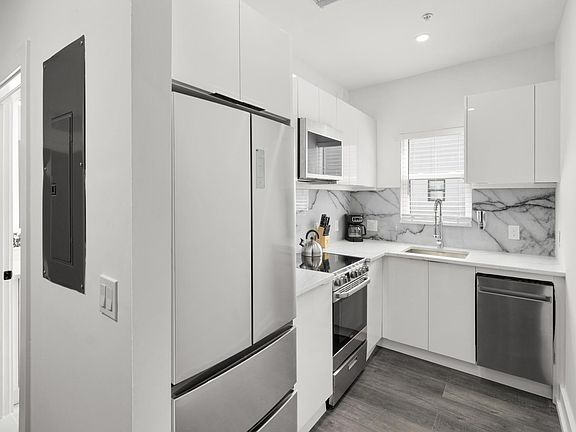 2nd image of 927 S Howard Ave #5