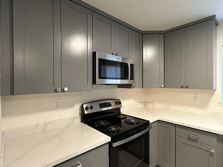 570 Dean St — Photo 4