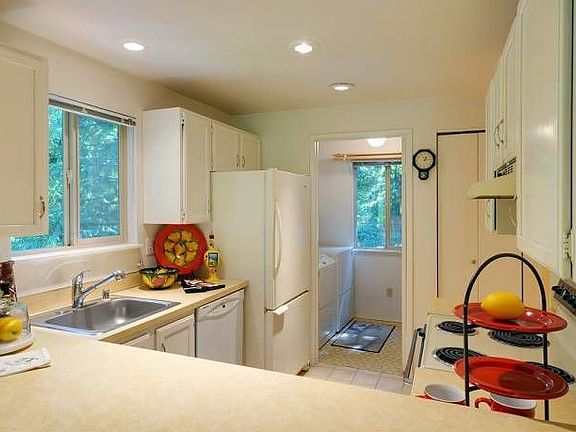 Kitchen w/new appliances