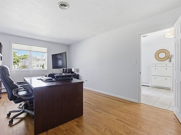 5th image of 28 Lancelot Ct
