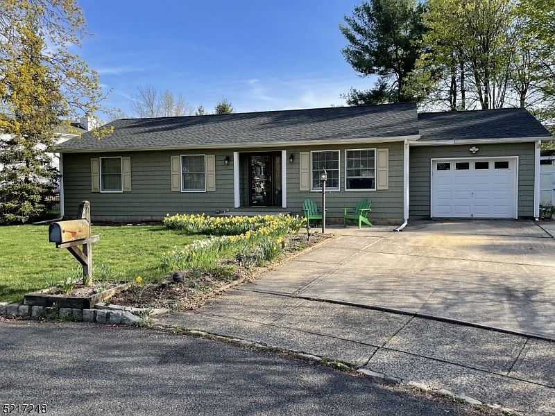 1st image of 11 Greenwood Ct