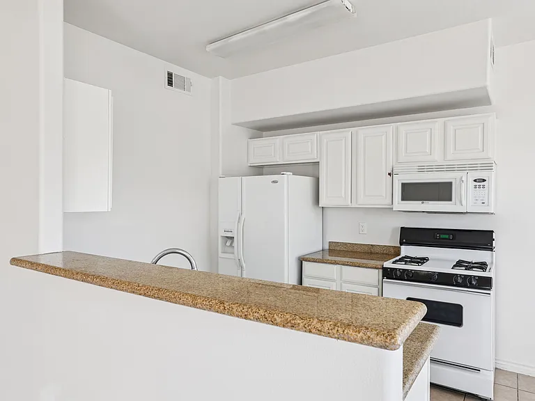 Sunrise Park Condominiums — Photo 10