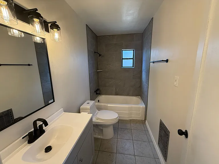 1835 Palomas Dr NE — Photo 9