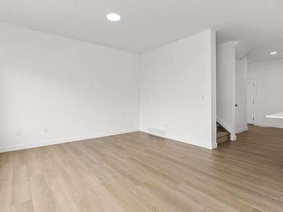 4th image of 924 18th Ave NW
