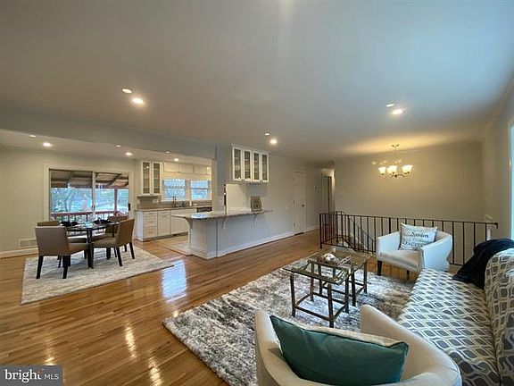 3rd image of 9514 Farmview Ct