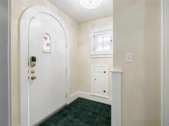 3rd image of 607 Laurelton Rd