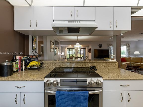 2nd image of 4289 Island Cir #2