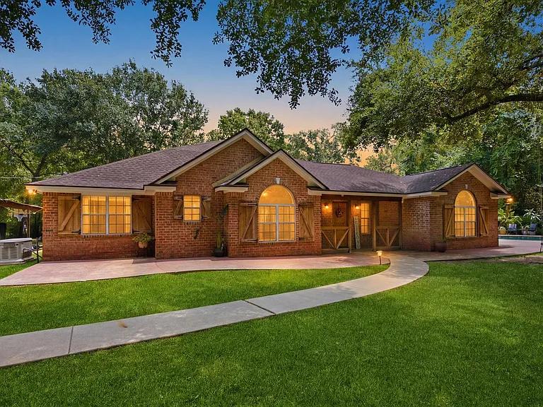 223 Pin Oak Ln — Photo 3