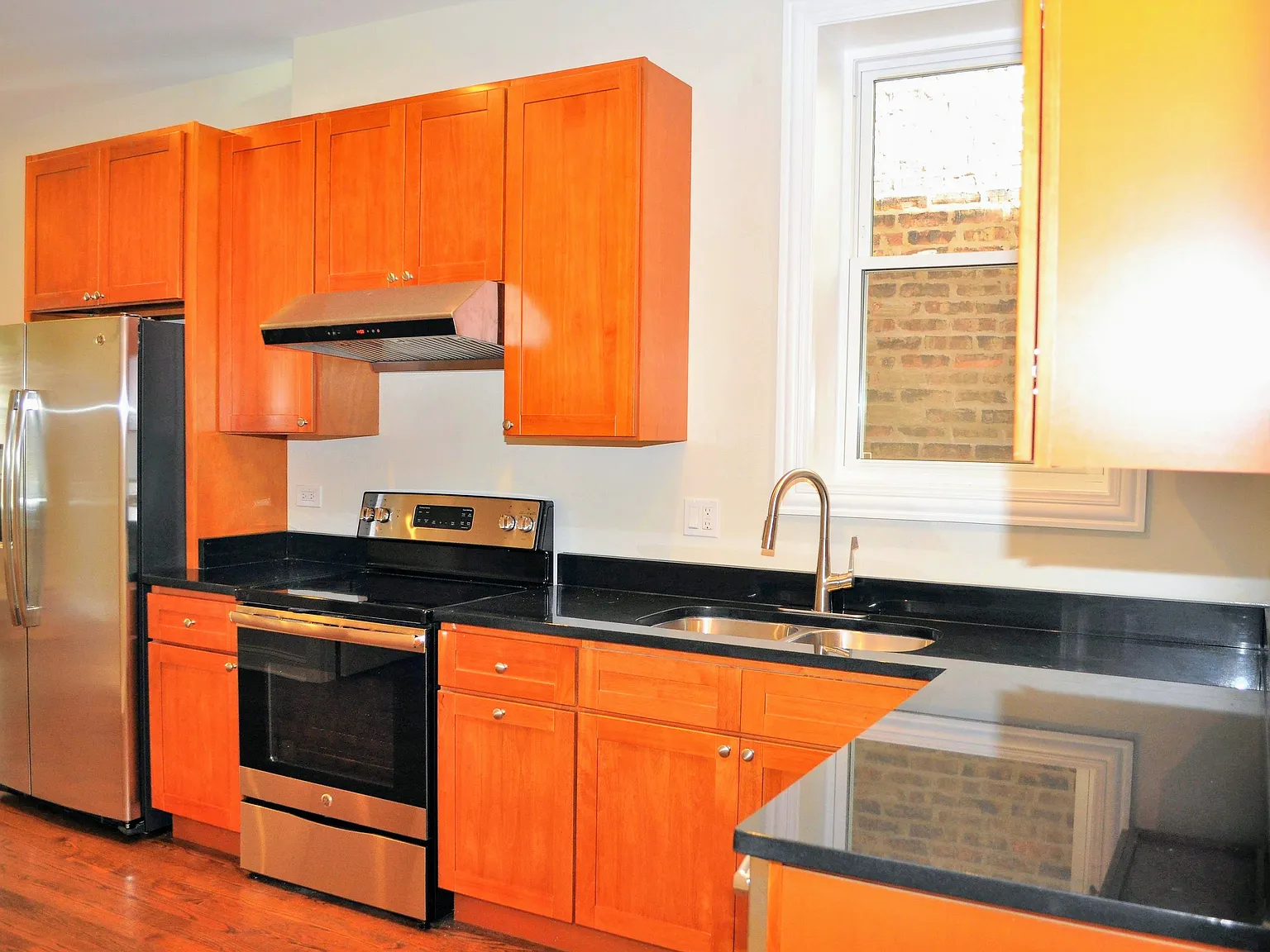 3 bed, 1000 sqft, $1,900 — Photo 2
