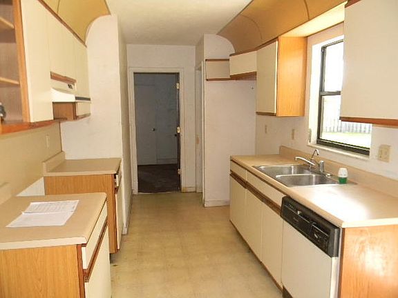 4th image of 2401 SW Sansom Ln