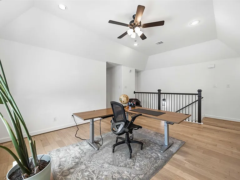 723 W 16th St — Photo 16