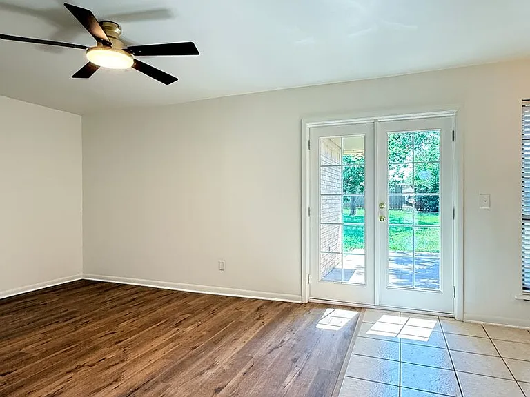 1039 Harris Ln — Photo 3
