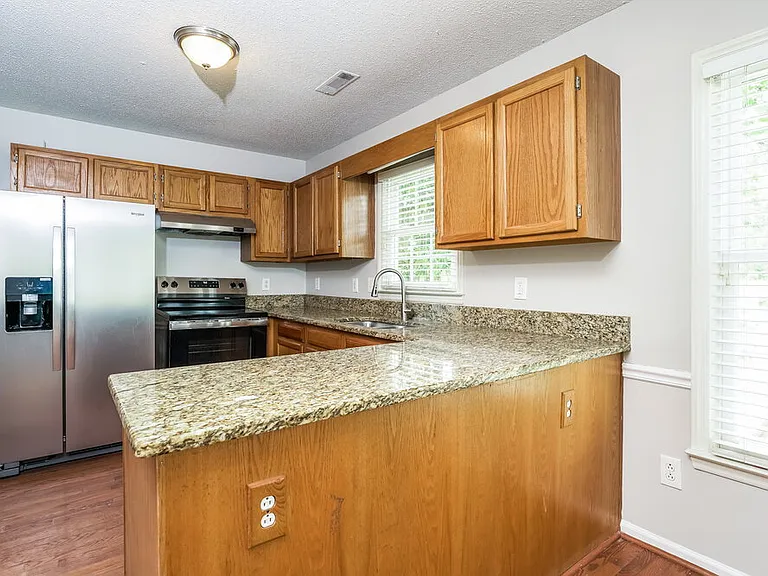 221 Guinevere Ct — Photo 8