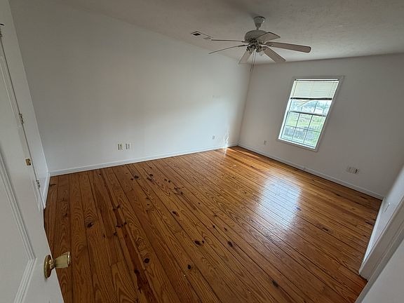 3rd image of 330 Mallory Ln