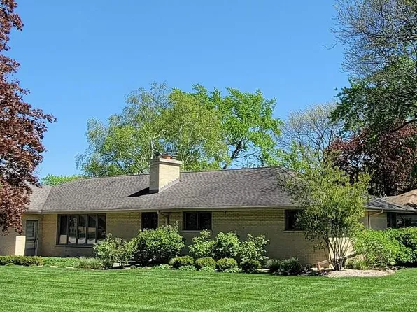 26 E Stonegate Dr, Prospect Heights, IL 60070