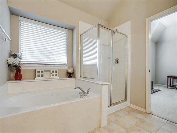 2nd image of 5529 Glenview Ln