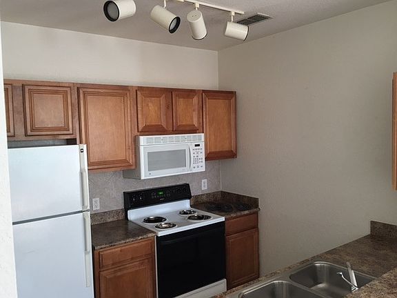 3rd image of 6137 Metrowest Blvd Unit 306