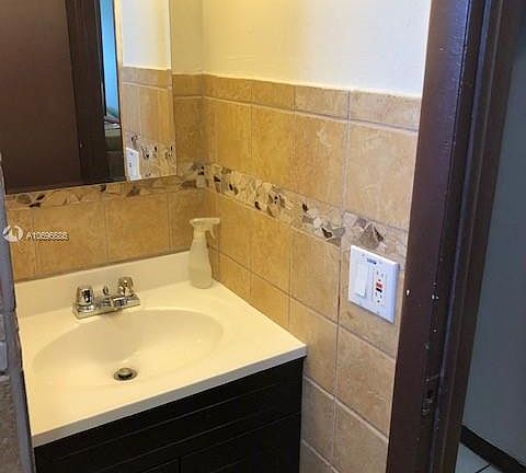 2nd image of 536 Euclid Ave APT 5