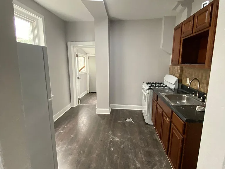1332 N Hobart St — Photo 8