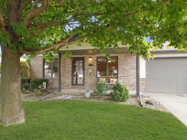 6 Royal Ct, Washington, IL 61571