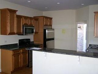 5th image of 826 Jameson Ct W