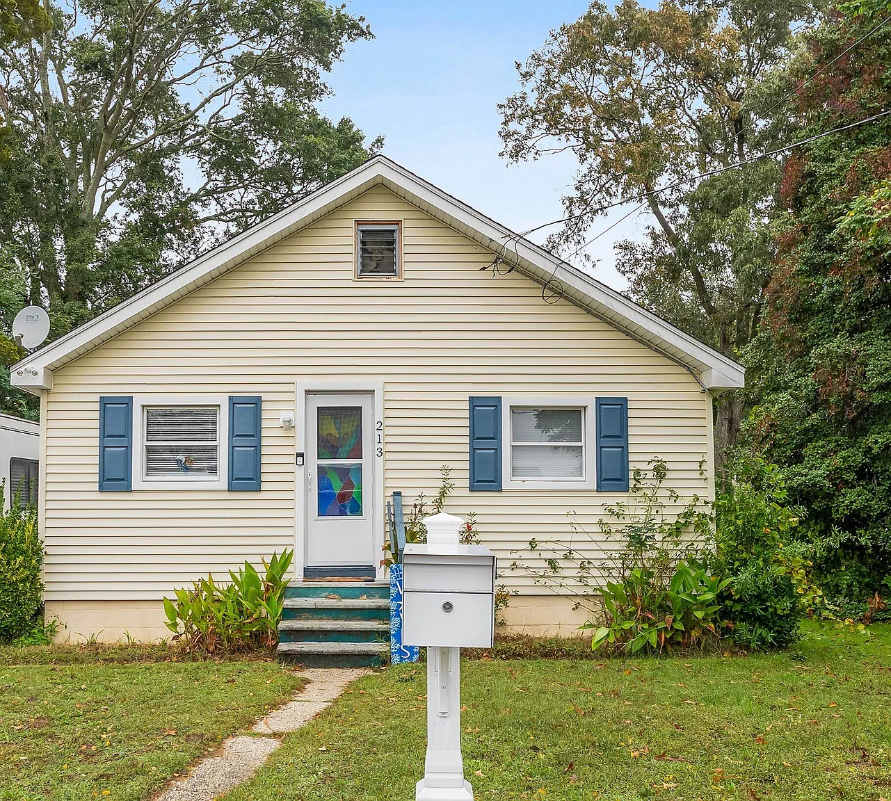 213 Langs Ave photo 1