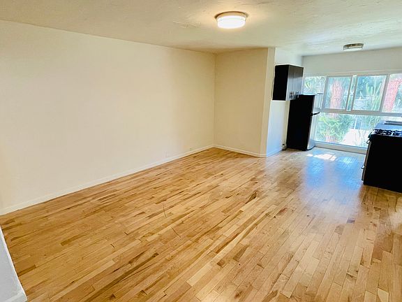 5th image of 487 1/2 S Roxbury Dr