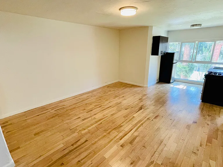 487 1/2 S Roxbury Dr — Photo 5